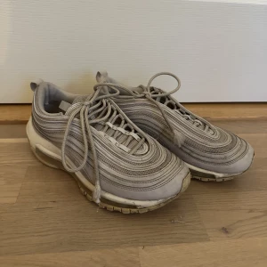 Nike air Max 97🥰🩷👌🏼 - Säljer mina snygga sneakers från Nike då dem desvärre är för små för mig…🩷 Det finns tecken på användning, snörena har gått upp lite vilket syns på bild 1. Strl 38🙏🏼💓☺️