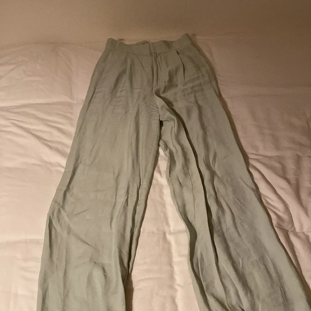 Fina byxor från zara som knappt är använda och därför väljer att sälja dem. Tryck gärna på köp nu och använd plicks frakttjänst . Jeans & Byxor.