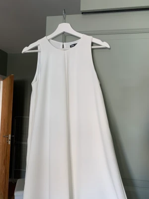 Klänning från Zara - Säljer denna snygga och eleganta klänning från Zara. Passar perfekt till middagar eller liknande. Storlek Xs  Enbart använt klänningen vid 1 tillfälle och därmed i nyskick