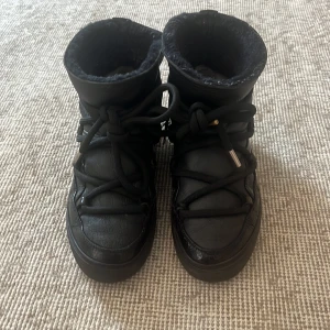 Inuikii  - Skitcoola svarta inuikiis! Jättesköna och varma till vintern 🤩 Nästan som nya! Pris kan diskuteras 