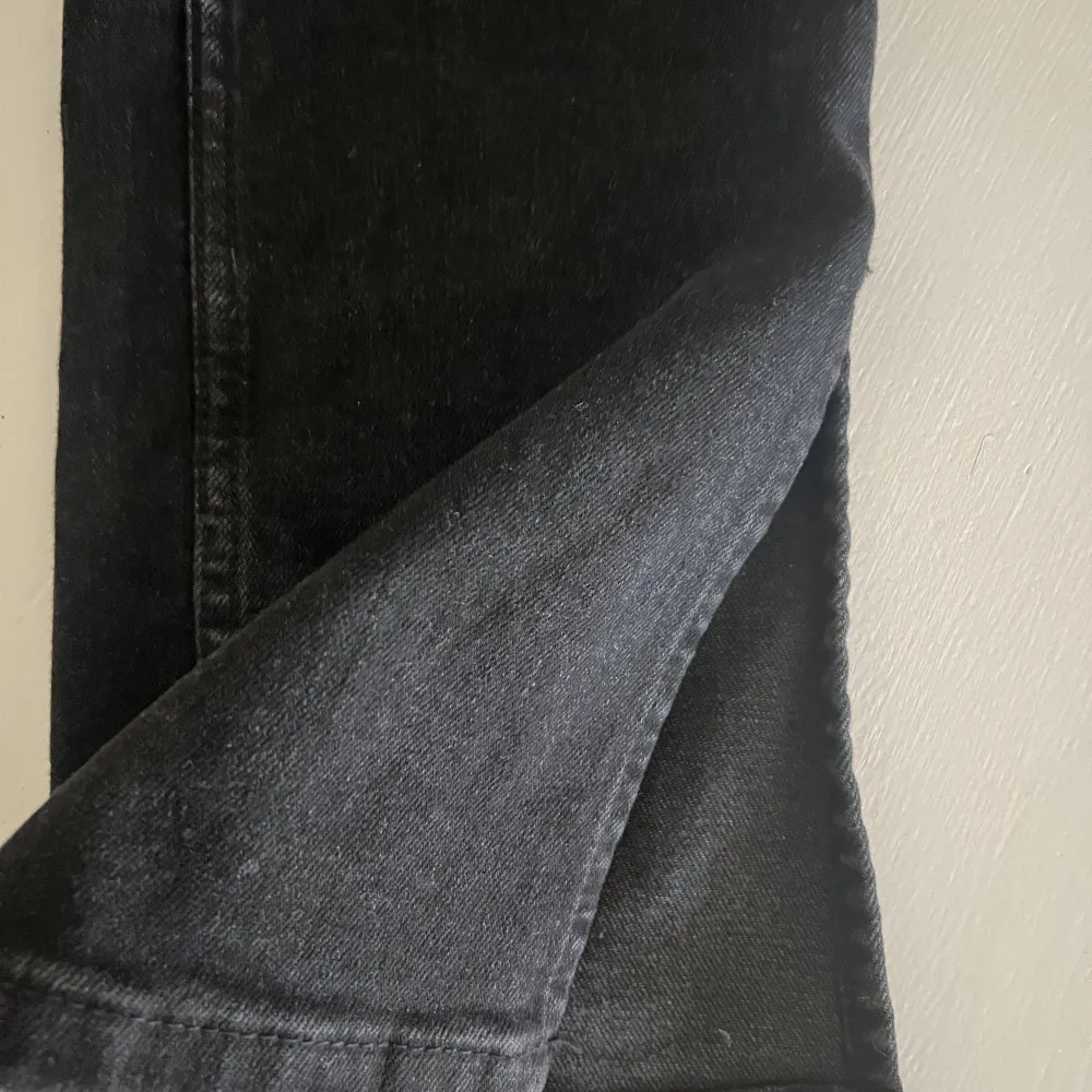 Säljer ett par svarta högmidjade jeans från Zara, med slitage vid knäna och slits på utsidan vid ankeln. Säljs pga- kommer inte till användning och endast använda 2-3 ggr. Jag som är 176 tycker att de passar bra, på mig slutar de precis vid hälen (srl 38). Jeans & Byxor.