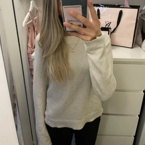 Stickad beige tröja  - En super fin stickad tröja, perfekt nu till hösten !!🍁💗💞