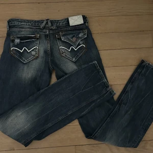 Snygga 2000s tals jeans!😻 - Säljer mina super snygga 2000d tals jeans 💗 Jeansen är både utsvängda och lågmidjade🙌dom är i bra skick och är i storlek 28💋det är bara att skriva vid frågor🙌 Pris går såklart att diskutera 💗