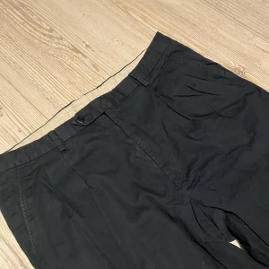 Mörkgröna kostymbyxor - Mörkgröna kostym-aktiga byxor köpta på Humana i Malmö! (Skriv för fler bilder)💚