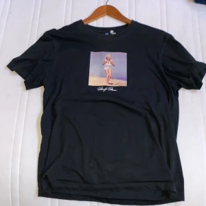 T-shirt  - En svart t shirt storlek (M) och ett tryck på skådisen Marilyn Manroe. T shirten är i bra skick inget fel och bara använt i mindre än 1 år 