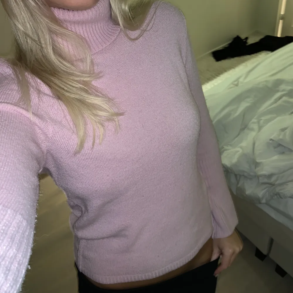 Säljer denna rosa stickade tröjan från zara. Stickat.