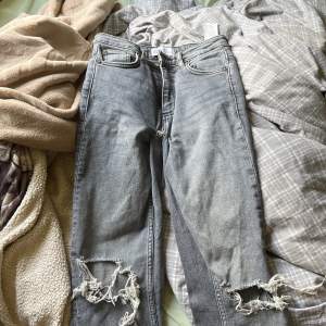 Säljer jeansen som jag testade gör till low waist, vart inte bra och dom hänger bara i garderoben! 