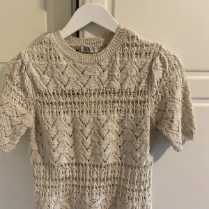 Zara tröja - Säljer denna trendiga tröjan från Zara som är slutsåld. Eftersom den inte kommer till användning!