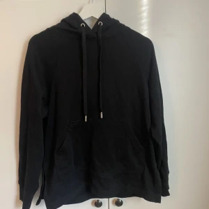 Hoddie  - Svart basic hoddie från hm med en slit längst ner. Inte alls använd  mycket och bra skick. 