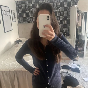 Kofta - Säljer denna söta marinblå koftan med stjärnor vid armarna, koftan är perfekt längd och jätteskön 💗 nypris: 400