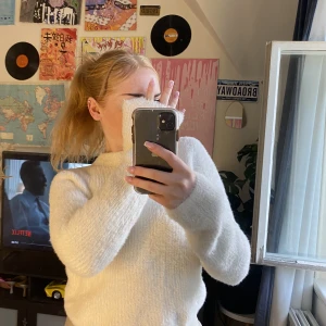 Stickad tröja - Super len och mysig stickad tröja! 💙Verkligen motsatsen till de stickade tröjorna som sticks o kliar! Är inte använd myvke alls (finns ett slitage kan skicka i dm om du är intresserad!) 🌸🌸