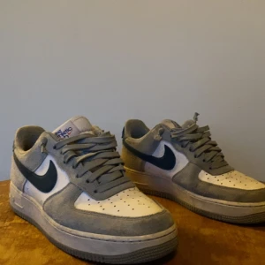 Nike af1 - Använda men i gott skick, finns en liten fläck men går nog och tvätta bort!
