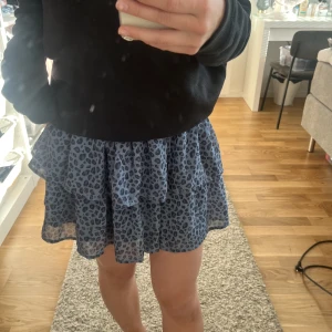 Kjol - Säljer denna superfina kjol som från början är från Kappahl💗jag har köpt kjolen här på plick i fint skick, men tycker inte att det är min stil. Jag har aldrig använt den, endast prövat. Frakt tillkommer💗 skriv om ni har frågor!