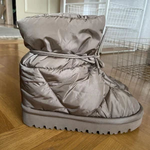 Fluffiga vinterskor - Vinterskor med snörning.