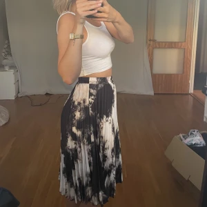 Kjol - Mönstrad kjol från bikbok