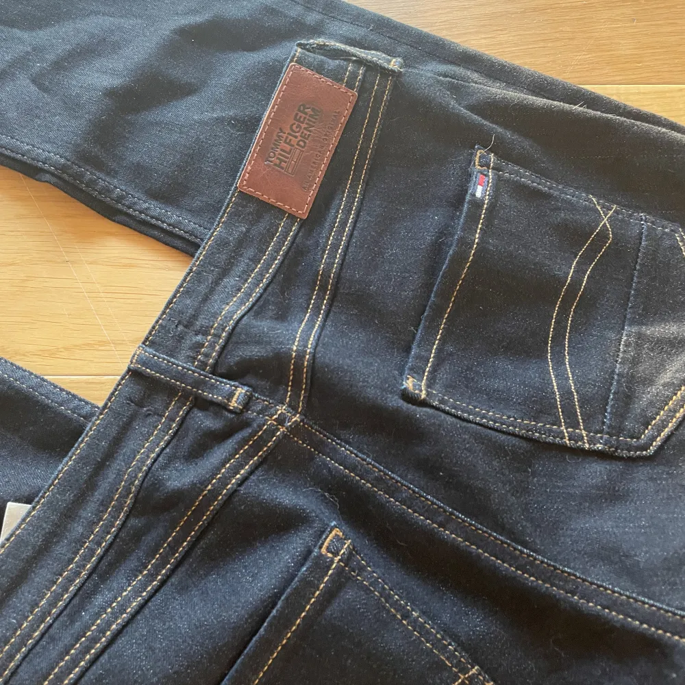 Svin snygga Tommy Hilfiger som står att de är mod waist fast sitter Low waist. Endast testade, aldrig andvända! Svin snygga men säljer för att de är för stora. Nypris ligger vid ca 1000kr men är behov av pengar så säljer för 500! . Jeans & Byxor.