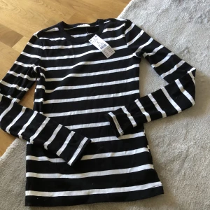 Randig tröja från Gina tricot - Helt ny tröja från Gina i storlek s. Original pris 200