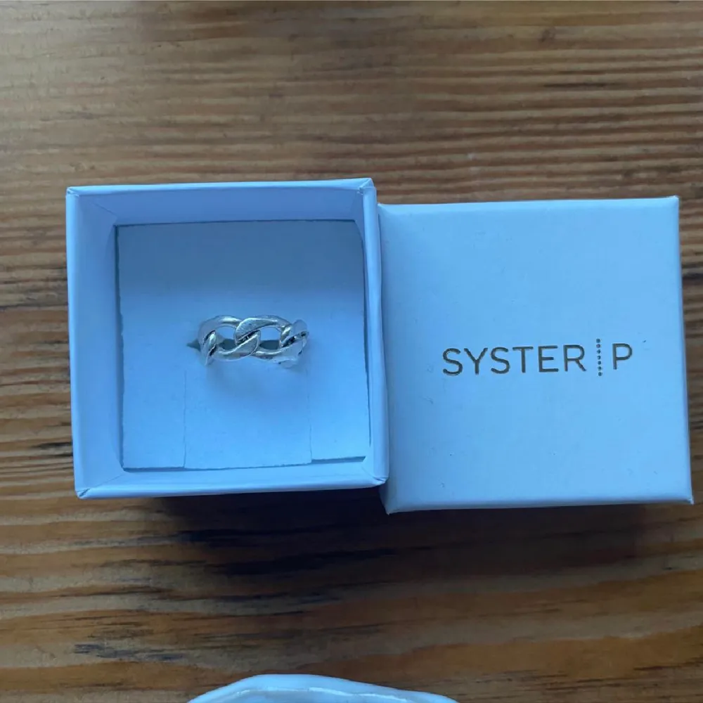 Justerbar ring från syster p i storlek 7mm. Ringen anpassar sig efter fingret. Är i fint skick och köptes för 700kr, säljes för 400kr.. Accessoarer.
