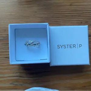 Justerbar ring från syster p i storlek 7mm. Ringen anpassar sig efter fingret. Är i fint skick och köptes för 700kr, säljes för 400kr.