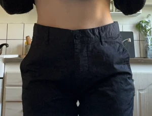 Svarta cargo-byxor - Svarta cargo-byxor, smala/raka i vaderna. Gott skick. Storlek 50 enligt lappen, men enligt min bedömning skulle jag säga storlek 38/40.   Tar betalt via Swish och upphämtas i centrala Handen eller på Södermalm vid Mariatorget. 