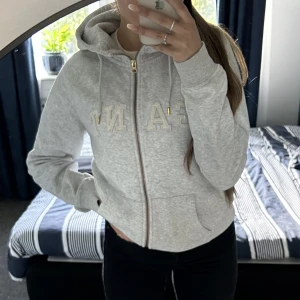 Gant hoodie  - Säljer en fin grå hoddie från gant. Den är använd men fortfarande i fint skick. Den är i storlek L men jag som i vandliga fall brukar bära S kan fortfarande ha den. Nypris 1.300. Hör av er för fler frågor eller bilder. Köpare står för frakt💗💗