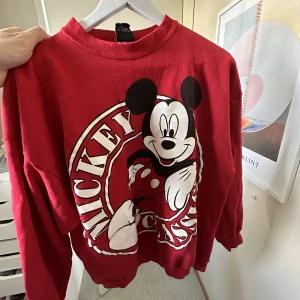 Vintage Sweatshirt  - Sweatshirt köpt vintage med mussepigg tryck! strl M❤️