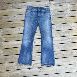 Lågmidjade jeans med bootcut i ljus tvätt från Nudie Jeans CO.  Nypris: 1600kr  Kommer i fint skick och dem är långa i benen  