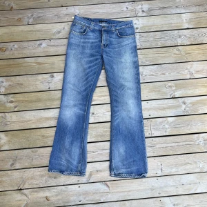 lågmidjade bootcut jeans - Lågmidjade jeans med bootcut i ljus tvätt från Nudie Jeans CO.  Nypris: 1600kr  Kommer i fint skick och dem är långa i benen    Modell: Low Flare Glenn