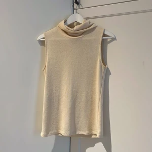 Beige topp från Mango - Beige tunt stickad topp från mango. Storlek S.