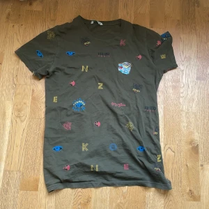 Kenzo t-shirt - Hej! Säljer min kenzo t-shirt som är köpt för 500 men säljer nu för 150 pga att jag måste rensa min garderob. Pris kan diskuteras vid snabb affär!