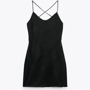 En svart klänning från zara!🖤