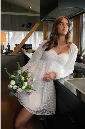 Vit klänning - Säljer denna vita klänning då jag köpte den i två storlekar. Passar perfekt till student eller sommaren! 🌸Aldrig använd! Slutsåld i S på hemsidan 