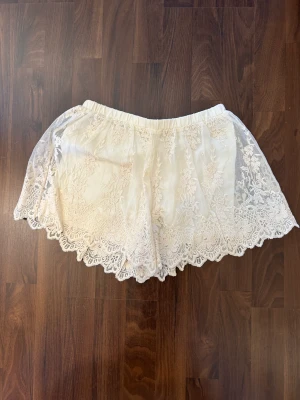 Shorts - Jätte gulliga shorts från Zara i storlek Xs som även passar mig som är mellan S/M då de är stretchiga i midjan. Jätte fint mönster med volanger. Jätte fint skick.
