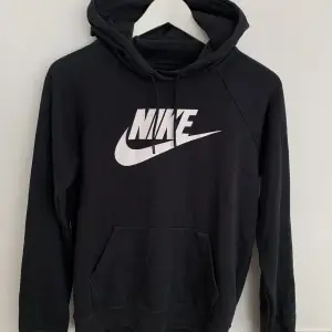 Nike svart hoodie stl xs