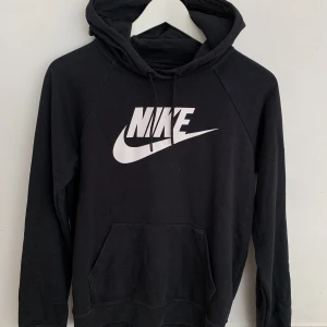 Nike hoodie - Nike svart hoodie stl xs