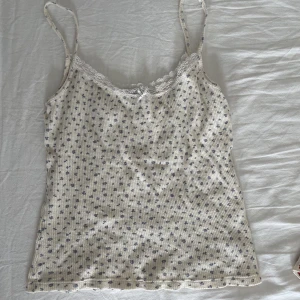 Brandy linne - Gulligt brandy melville linne som tyvärr inte passar mig. Det är one size. Passar xs-m. OBS, tryck INTE på köp nu!! 