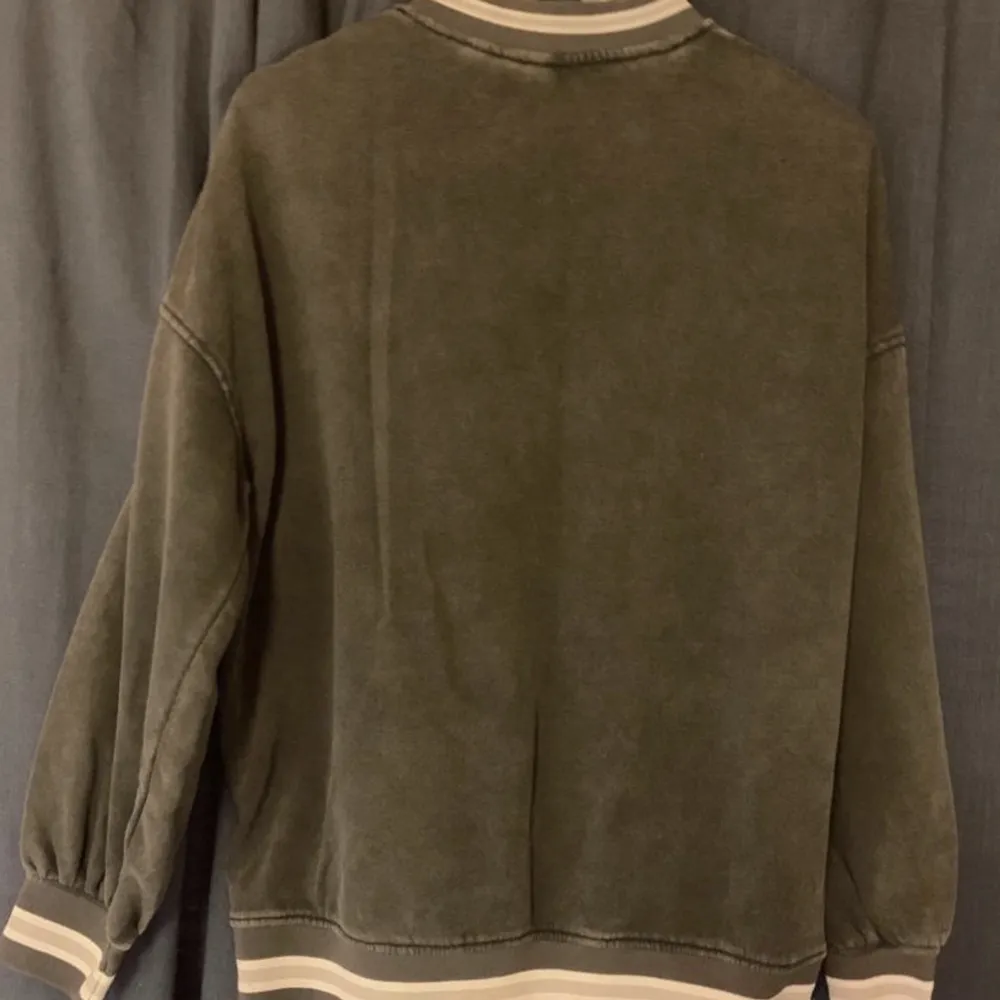 En sweater från H&M i stl S. Nypris: 300kr Köparen står för frakten, använder köp nu eller Swish!. Hoodies.
