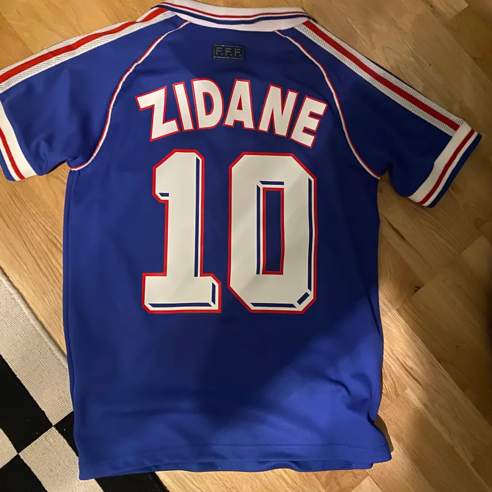 Helt oanvänd fotbollströja med Zidane på ryggen. Nyskick. Blev mer använd som prydnad på väggen istället för att ha på mig den då jag ej fick någon användning av den. Köptes för 950kr. Priset kan förändras vid snabb affär... T-shirts.