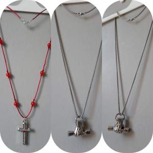 Egendesignade halsband med hängen röd och silverförgat. 100kr styck, 3 stycken 250kr. Finns i många exemplar. Fri frakt