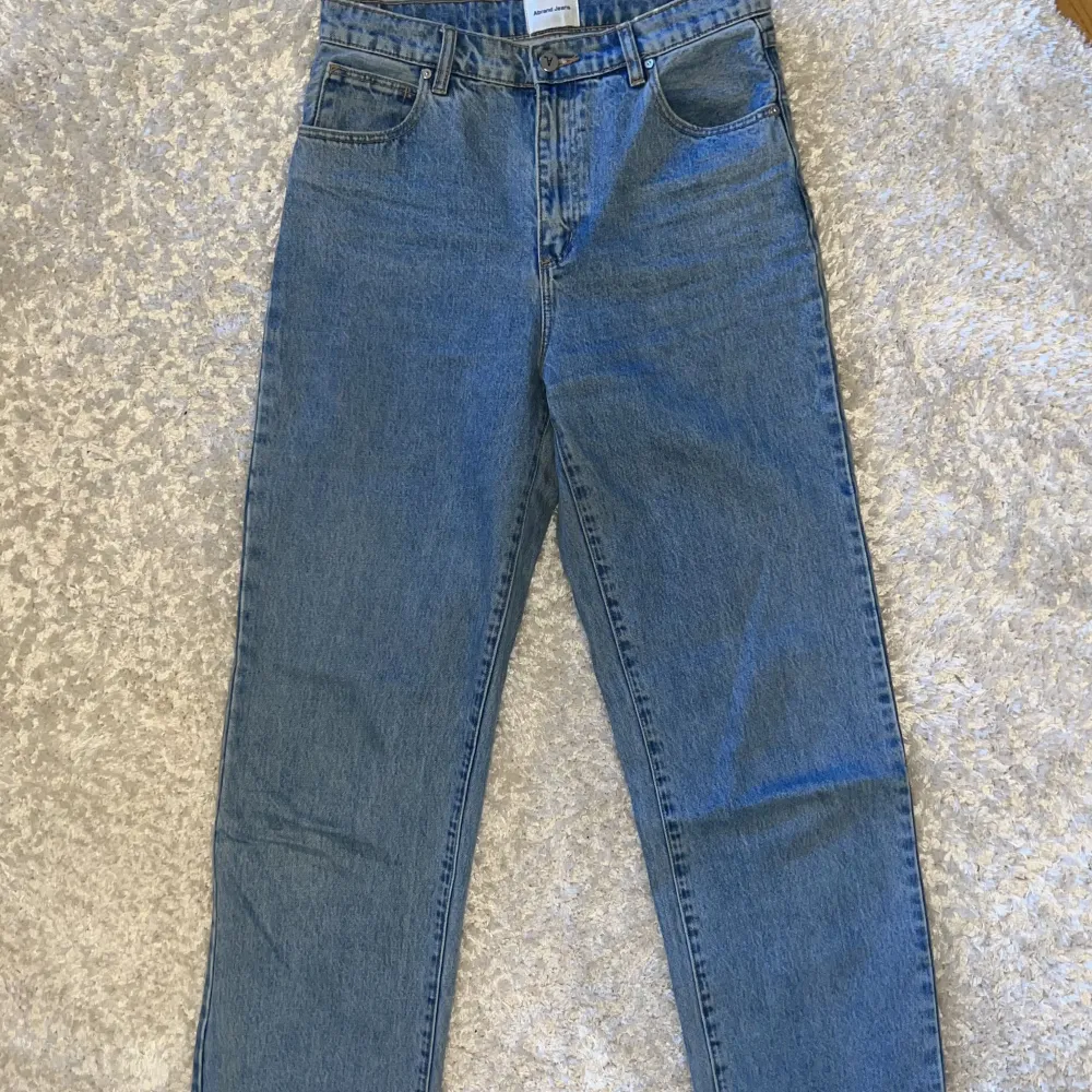 Abrand - A Slouch Jean Georgia Säljer pga. kommer ej till användning. Jag kommer tyvärr ej skicka bilder med byxorna på. Passform: Relaxed Fit Snitt: Rak Längd: Lång Beninnerlängd: 80 cm i storlek 27 Benytterlängd: 110 cm i storlek 27. Jeans & Byxor.