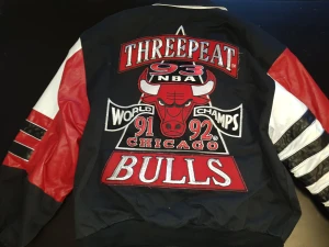 Vintage Chigaco Bulls "Threepeat" Jeff Hamilton Jacka - Vintage "Threepeat" Chicago Bulls Jeff Hamilton Jacka (93). Streetwear på högsta nivå! I storlek Large. Utav hög kvalité, bla läder på ärmarna. Skick 8/10. 100% geniune/äkta! Väldigt eftertraktade och ovanlig även internationellt, lågt utrop, Lycka till!