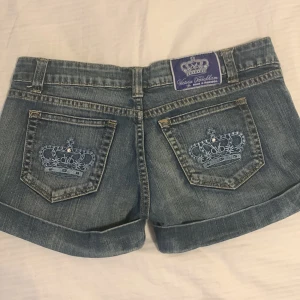 Lågmidjade Victoria Beckham jeansshorts - Superfina jeansshorts från Victoria Beckham shorts. Sitter low Waist. Nästan säker på att de är äkta vet inte riktigt och i superbra skick🩷 skulle säga att de är mindre i storleken 
