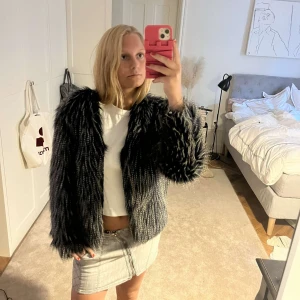 Så cool pälsjacka!! - Ska nu sälja min älskade och unika ”fake” pälsjacka, super fint skick och super coolt mönster. ❤️// säljer åt en kompis!!