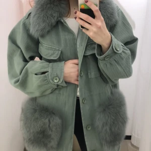 ICONIC CUSTOMMADE WINDIE JACKET - Säljer min älskade Custommade. Jackan är i bra skick, en liten fläck på framsidan och två små på innerfodret. Pälsen är så mjuk och härlig och jackan är så användbar! Strl S/M. Skulle beskriva färgen som turkos/grön.