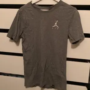 Grå Jordan T-shirt köpt på JD, passar både grabbar och tjejer. Inget tecken på användning 