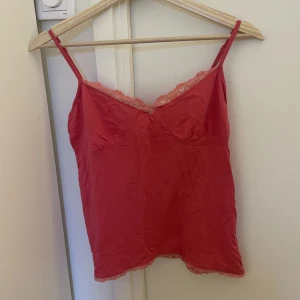 Sommarlinne - Sött rosa linne från Gina Tricot. Nyskick, strl Xs men passar S. Skriv privat för frågor.💕