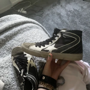 Unika skor - Säljer ett par super nice skor som jag köpte i Spanien förra sommaren. Finns defekter som syns på sista bilden därav sänker jag priset. Men defekterna går enkelt att fixa! Priset är exklusive frakt💕 