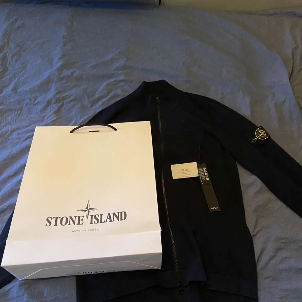 Mörkblå Stone Island tröja storlek M. Mycket bra skick då bara använd 4 gånger. Säljer åt sonen då den bara hänger o inte används.  Taggen, kvitto och påse kommer med. Köpt på Stone Island butiken i Stockholm den 22/4-2023 för 4 400kr.. Tröjor & Koftor.