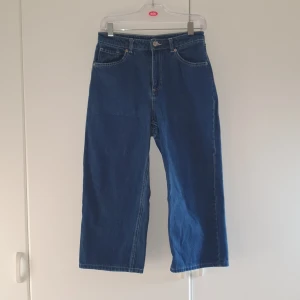 Jeans - Upplagda jeans från monki i bra skick.