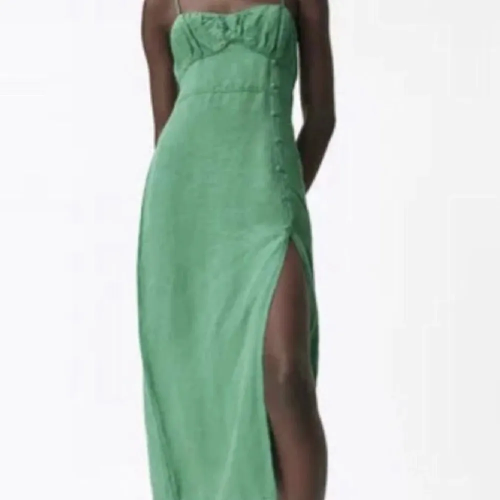 Lånade bilder! Grön klänning från Zara i linnetyg men knytband i ryggen. Köpt här på plick, använd en gång (enligt förra släljaren). Säljer då den var för snäv över bröstkorgen på mig. Skriv för fler bilder.. Klänningar.